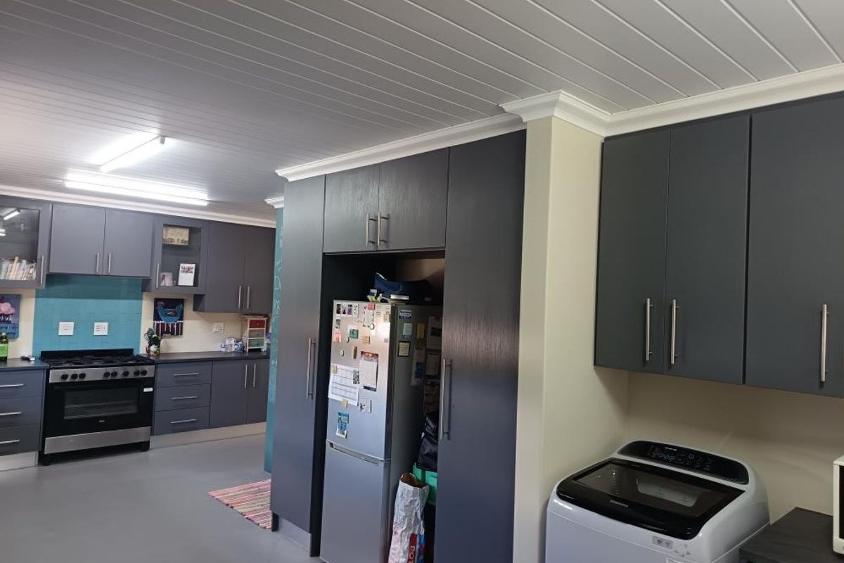 Spacious Family Home with Stunning Mountain Views in Hartenbos Heuwels - Photo 5