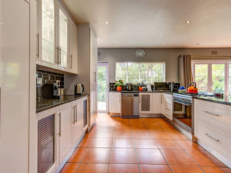 Hidden gem in a perfect location - Photo 6