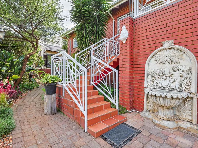 A Grand Canvas of Space & Light – Waiting for a Family to Call It Home - Photo 5