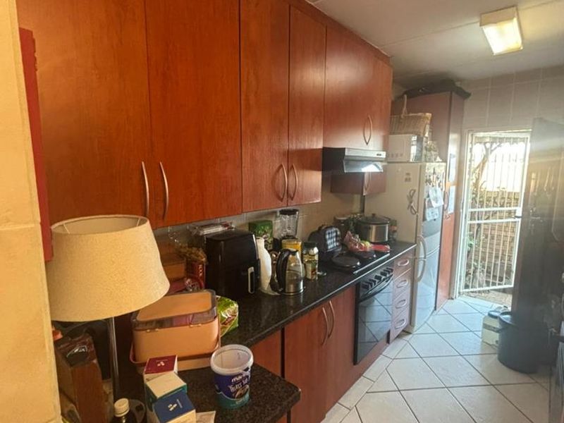 Stunning 3-Bedroom Double-Storey Townhouse to Rent – Amberfield, Rooihuiskraal North - Photo 7