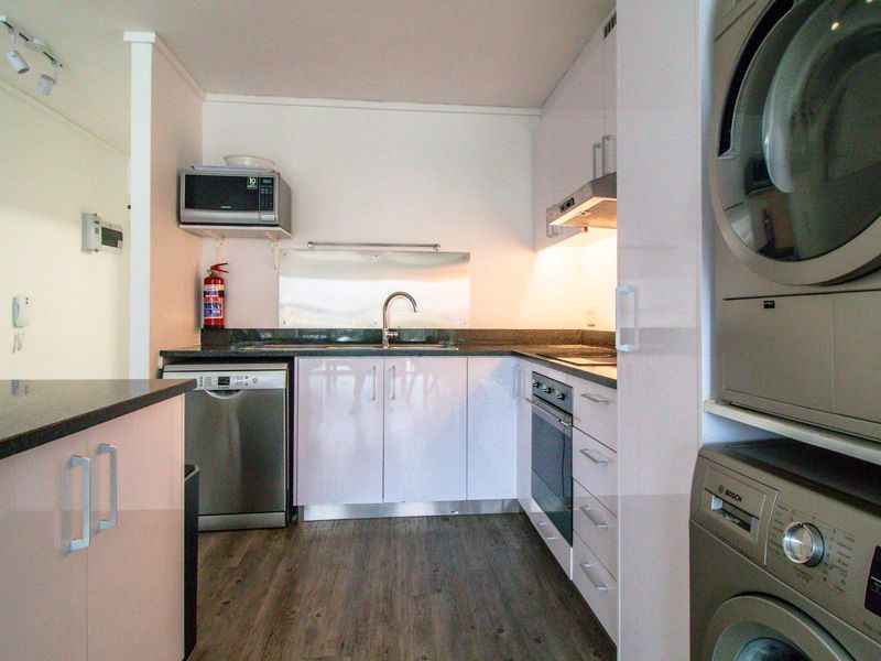 Further Reduced: Fully Furnished Investment Dream. - Photo 3