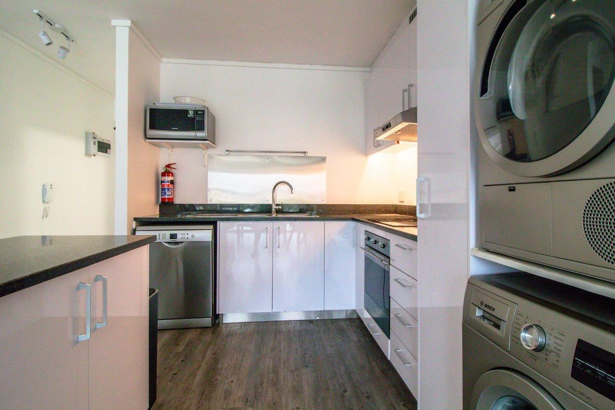 Further Reduced: Fully Furnished Investment Dream. - Photo 3