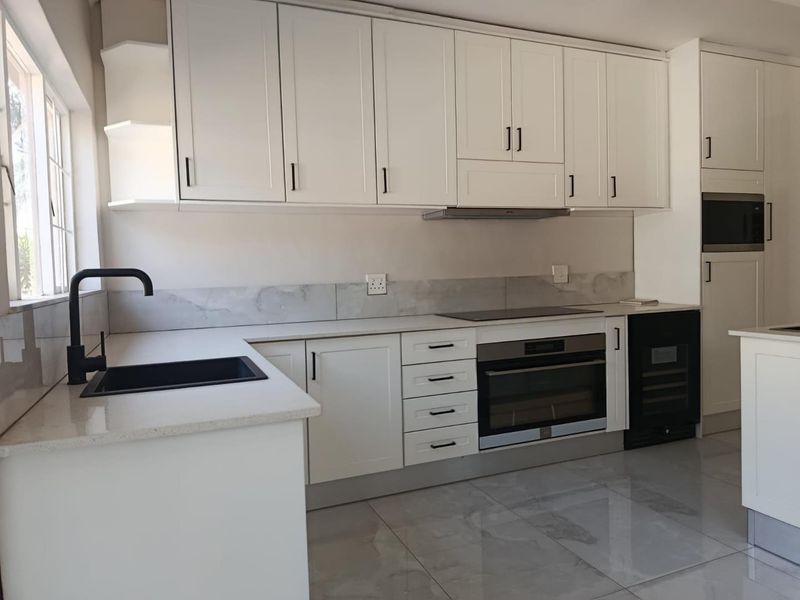 MODERN FAMILY HOME IN AMBERFIELD RIDGE ESTATE - Photo 7