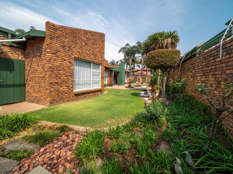 Spacious Sun-Filled 3 Bed, 3.5 Bath Cluster in Beyers Park - Photo 7