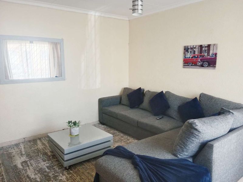3 Bedroom, 2 Bathroom Simplex To Let - Photo 2