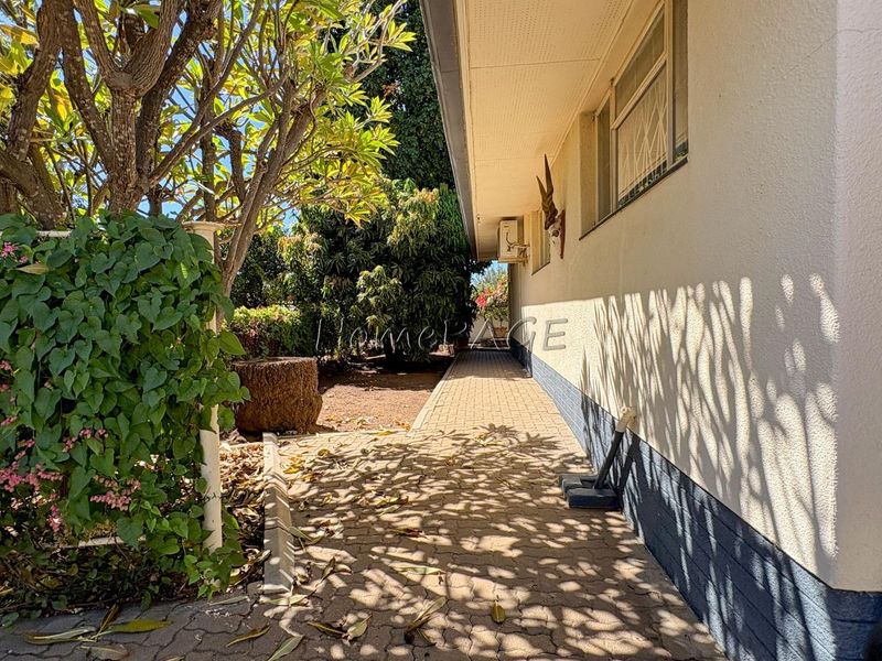 Otjiwarongo:  Home with 5 Bedrooms is for sale - Photo 10