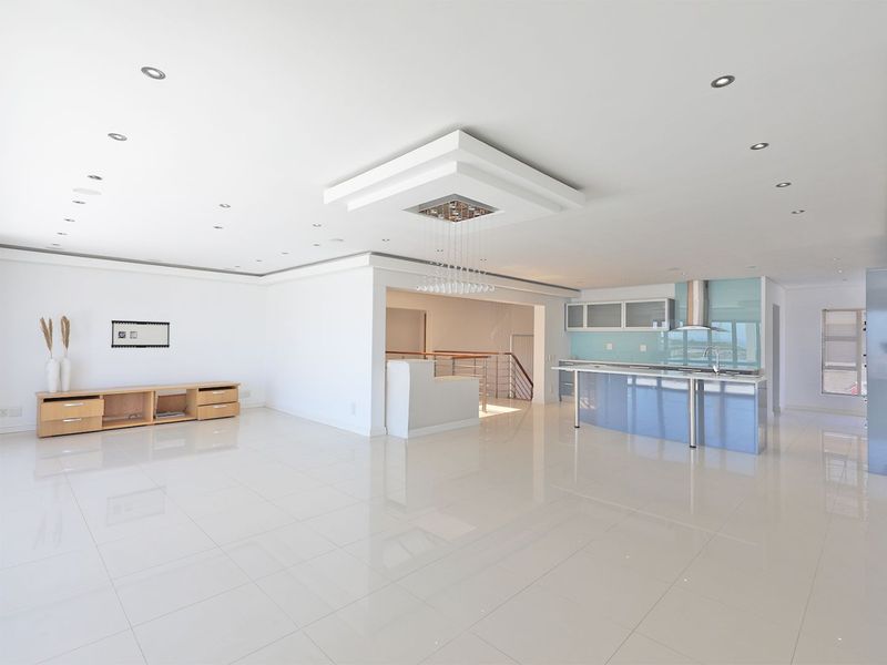 5 Bedroom house in Baronetcy Estate, Plattekloof - Photo 4