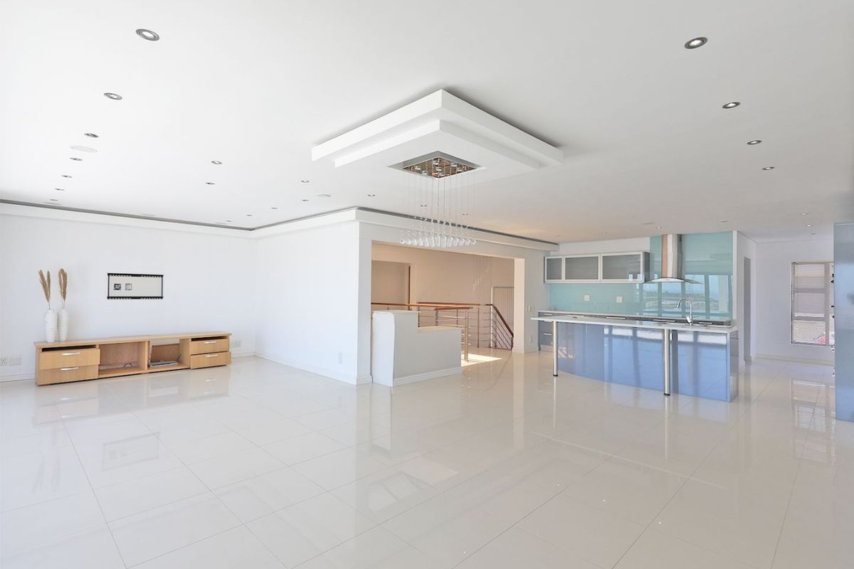 5 Bedroom house in Baronetcy Estate, Plattekloof - Photo 4