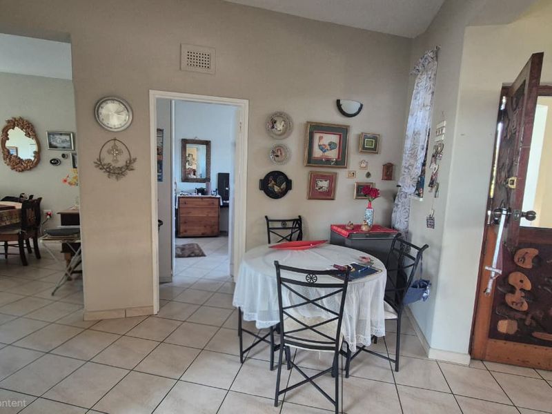 Spacious 3 bedroom unit with a lockup garage in the heart of Margate - Photo 7