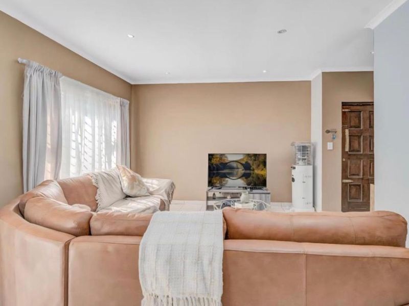 3 Bedroom Family Home in Prima Vista Estate, Mulbarton - Photo 5