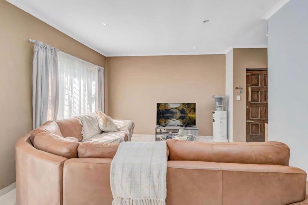 3 Bedroom Family Home in Prima Vista Estate, Mulbarton - Photo 5