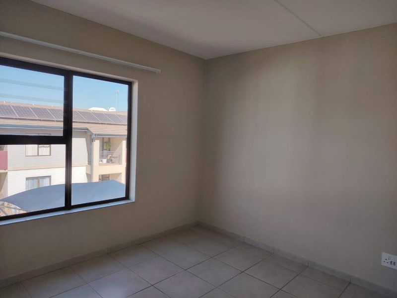 Town house in secure complex - Photo 7