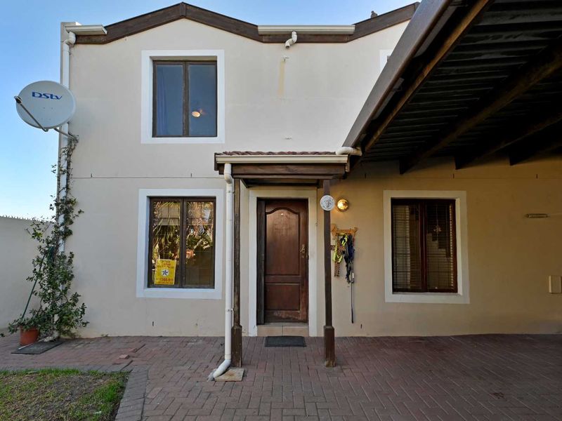 Spacious Family Home with Exceptional Indoor-Outdoor Living in Parklands - Photo 2