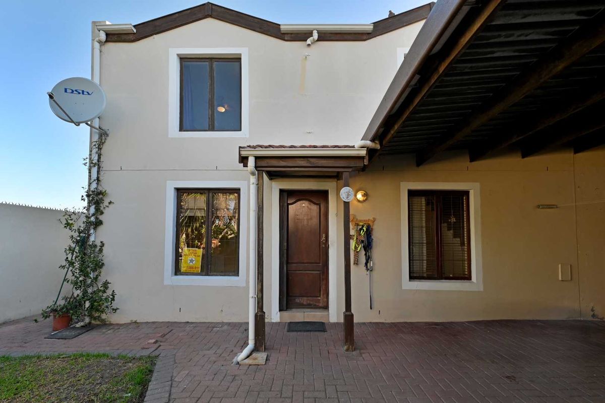 Spacious Family Home with Exceptional Indoor-Outdoor Living in Parklands - Photo 2