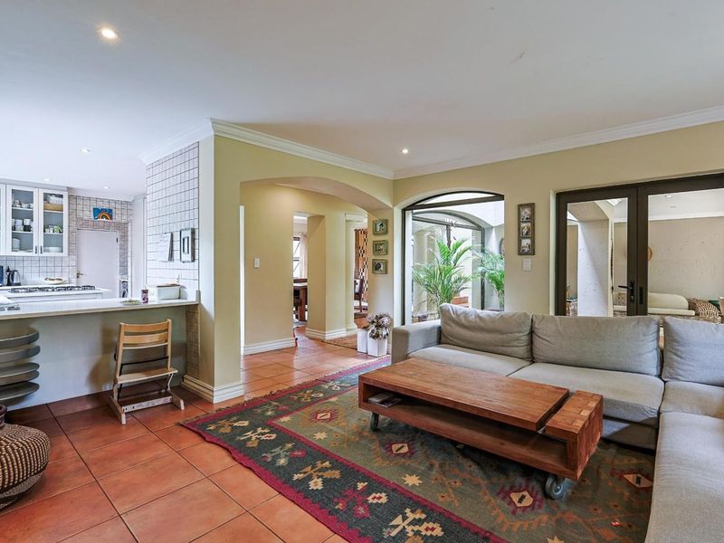 Classic 5-Bedroom, 4-Bathroom Family Home for Rent - Photo 9