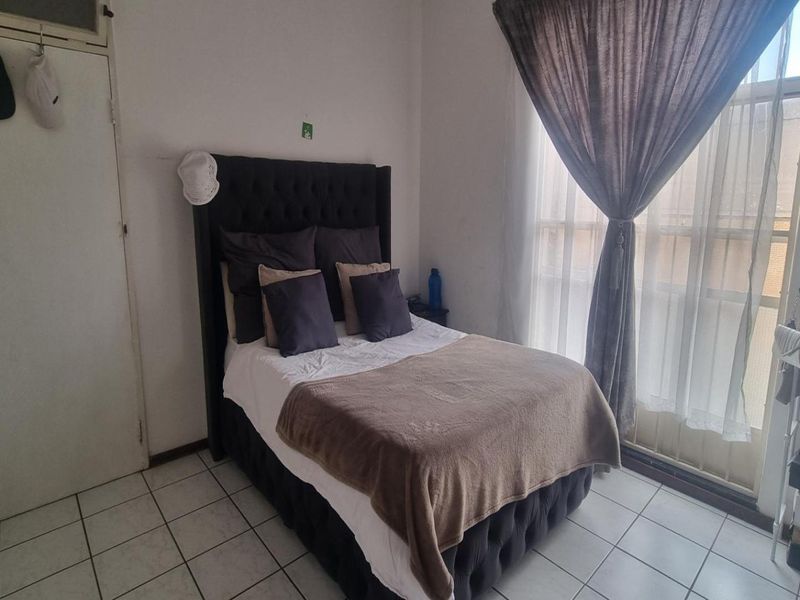 Cozy 2 Bedroom Unit with Balcony & Pool Access - Photo 8