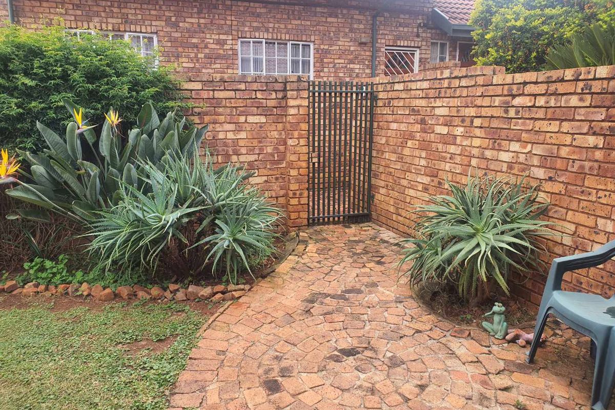 URGENT SALE !!! PRICE REDUCED TO R850.000 !!! UP FOR GRABS!!!.. HOPE YOU'RE NOT TOO LATE TO GRAB IT FOR YOURSELF!!!!... - Photo 3