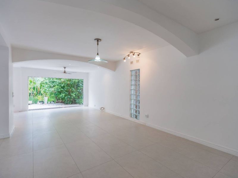 HENDRA - BEAUTIFUL JUST RENOVATED 4 BEDROOM DUPLEX WITH DIRECT ACCESS TO THE BEACH - Photo 6