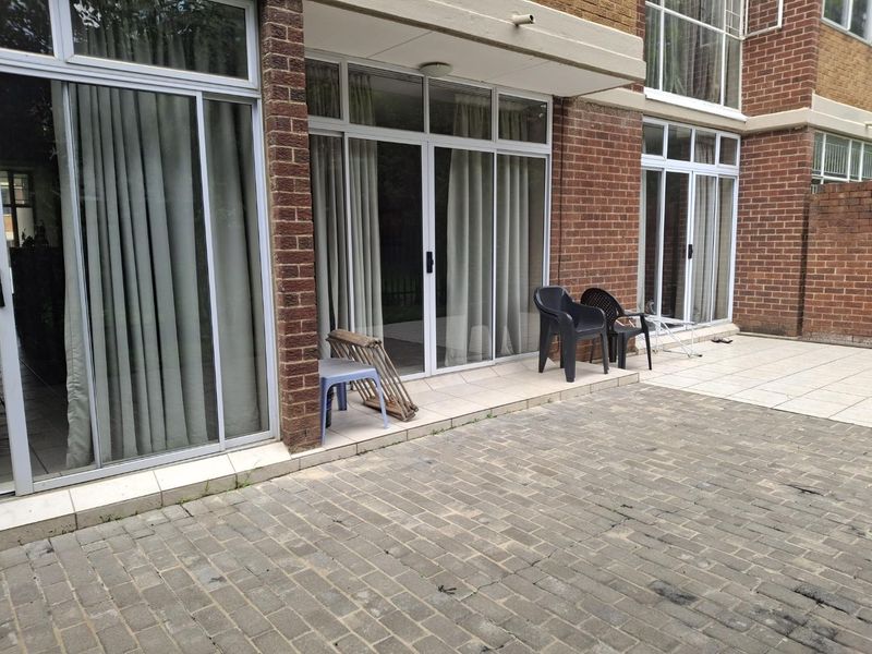 A BEAUTIFUL TWO BEDROOM UNFURNISHED GARDEN APARTMENT - Photo 1