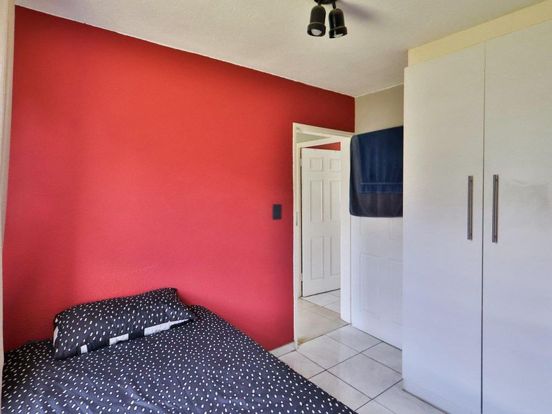 Modern Renovated Ground Floor 2-Bed Unit in Secure Ridgeway Complex - Photo 4