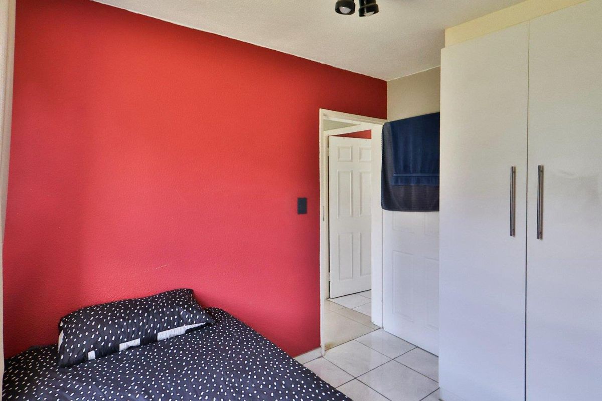 Modern Renovated Ground Floor 2-Bed Unit in Secure Ridgeway Complex - Photo 4