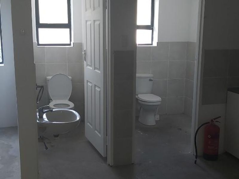 Mixed use commercial facility to let in Fairview. - Photo 4