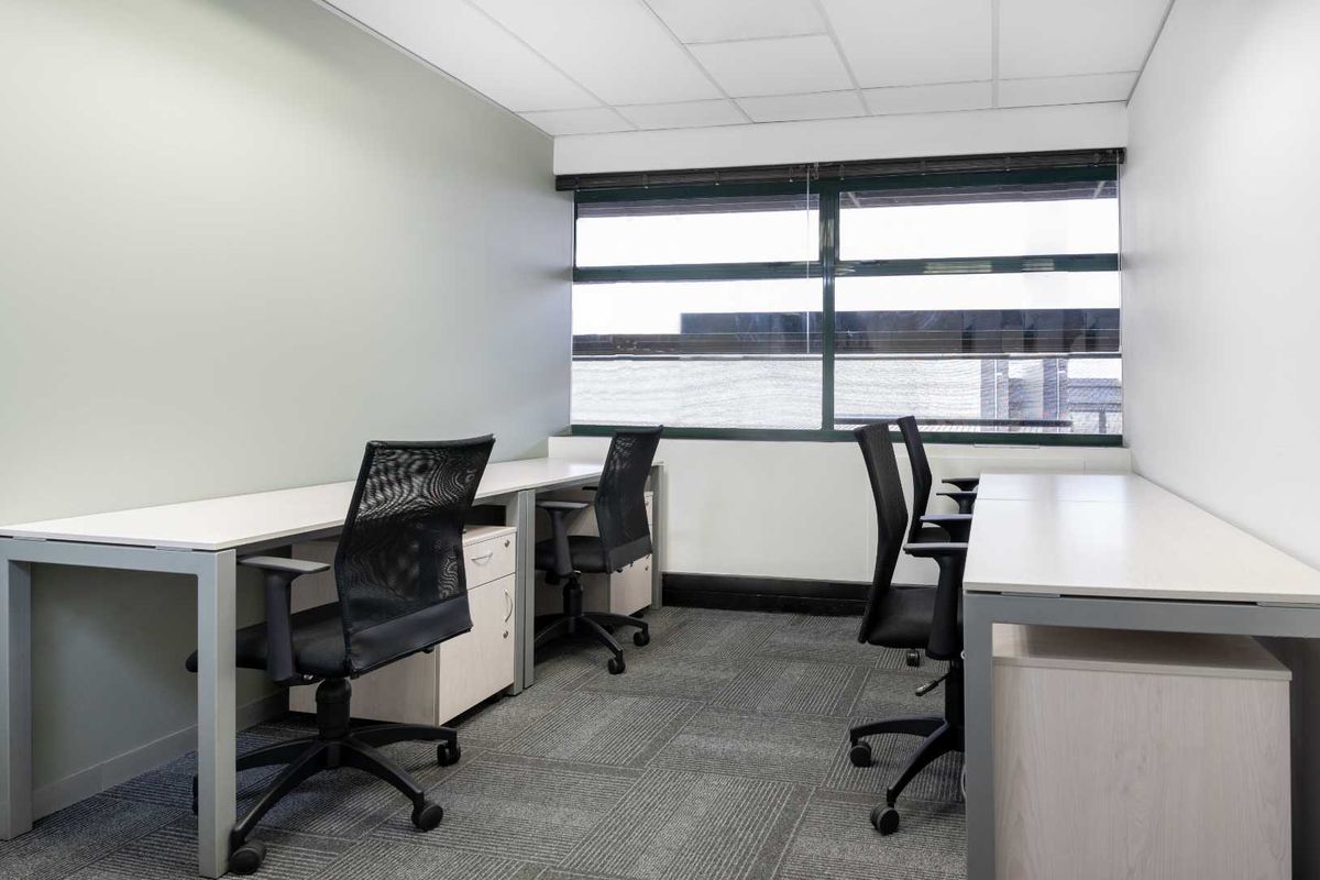 Move into ready-to-use serviced office space for 15 persons in Regus Rivonia Village. - Photo 3