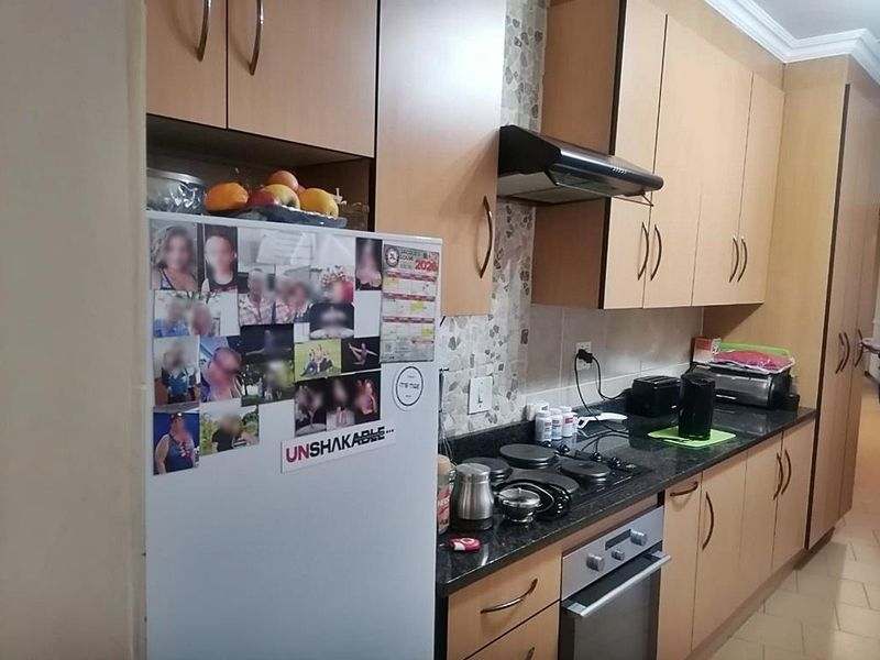 Family home with Flat - Photo 7