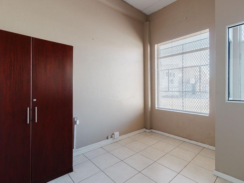 GREAT COMMERCIAL AND RETAIL PROPERTY - Photo 2