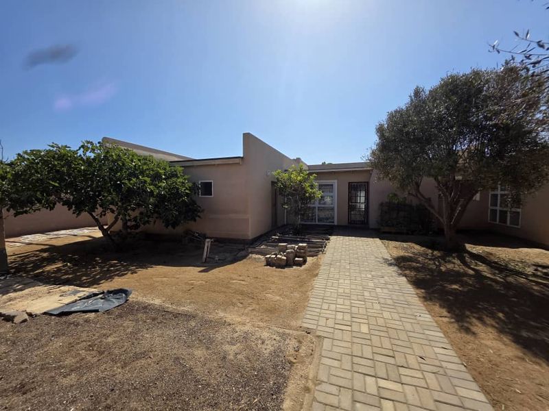 Massive 4-bedroom, 3-bathroom house for sale in Henties Bay Noord Buin - Photo 2