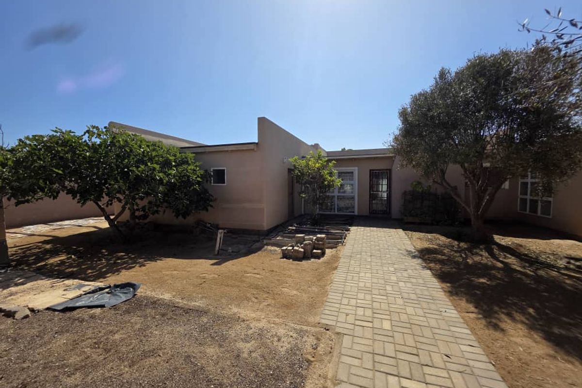 Massive 4-bedroom, 3-bathroom house for sale in Henties Bay Noord Buin - Photo 2