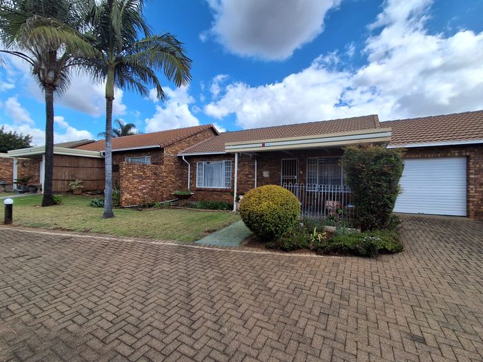 Property #2563452, Townhouse For Sale in Die Hoewes