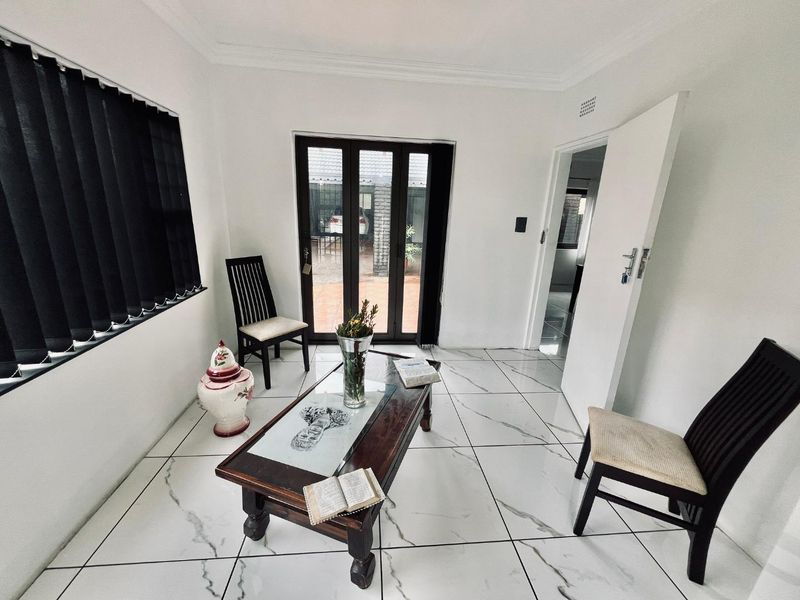 Beautiful 3 Bedroom Family Home in Parkrand - Photo 8