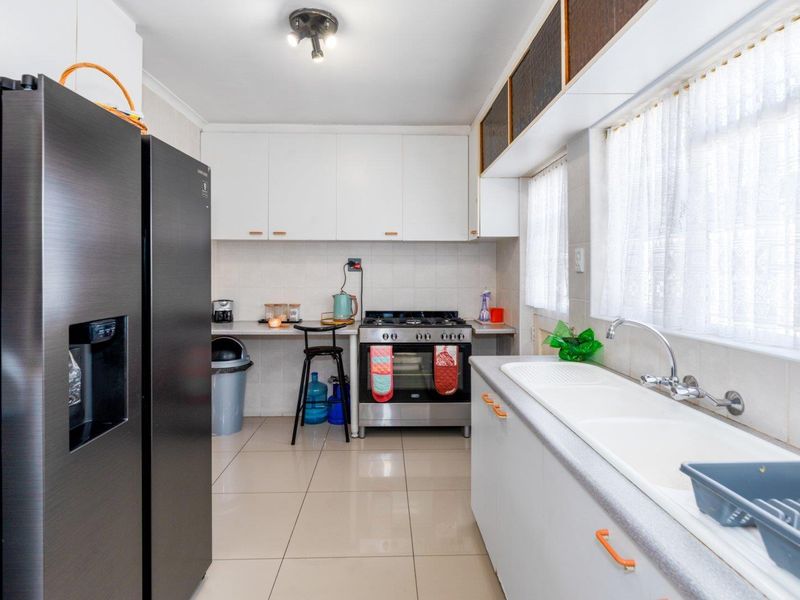Duel living couldnt be more exciting than this gorgeous family home. - Photo 8