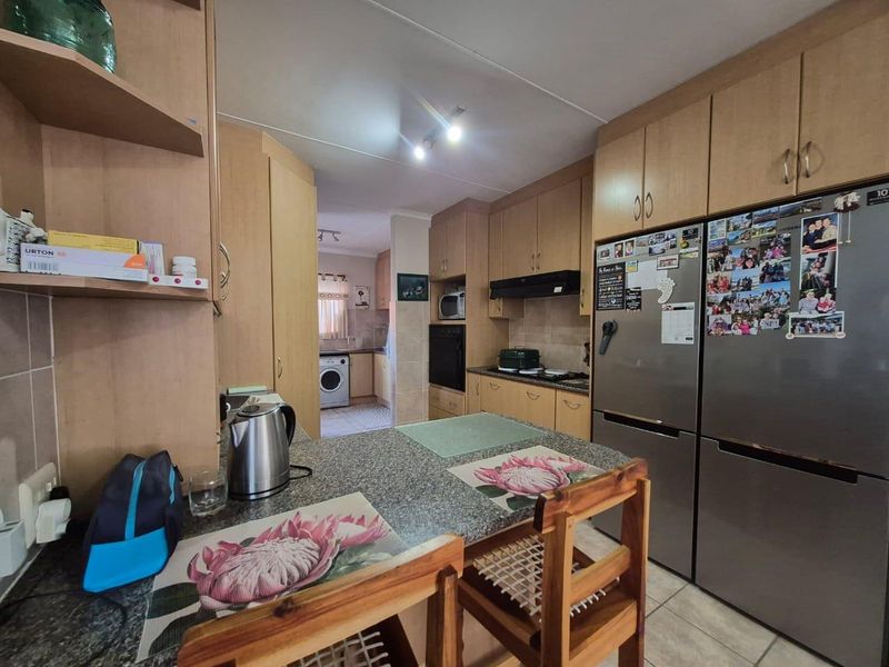 Immaculate and spacious 3-bedroom home, featuring a separate 1-bedroom flatlet for sale in Fraaiuitsig. - Photo 6
