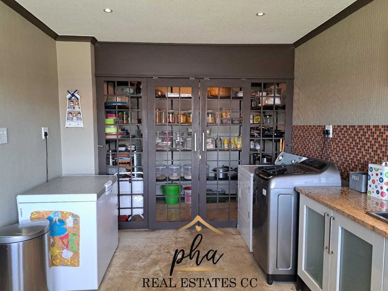 Entertainer’s Delight!!!! Spacious 5 bedr family home with indoor pool for sale in Walvis Bay, selling for N$10.5 mil - Photo 10