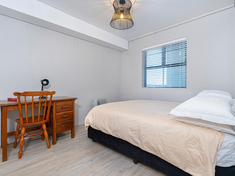 Breathtaking views from this magnificent 2 bed Apartment. - Photo 10