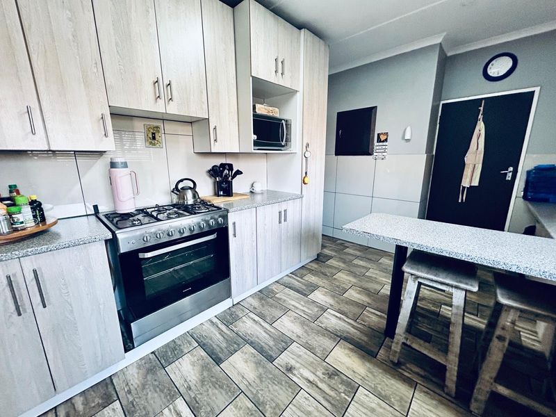 3 bedroom house with flatlet for sale in Vryheid - Photo 2