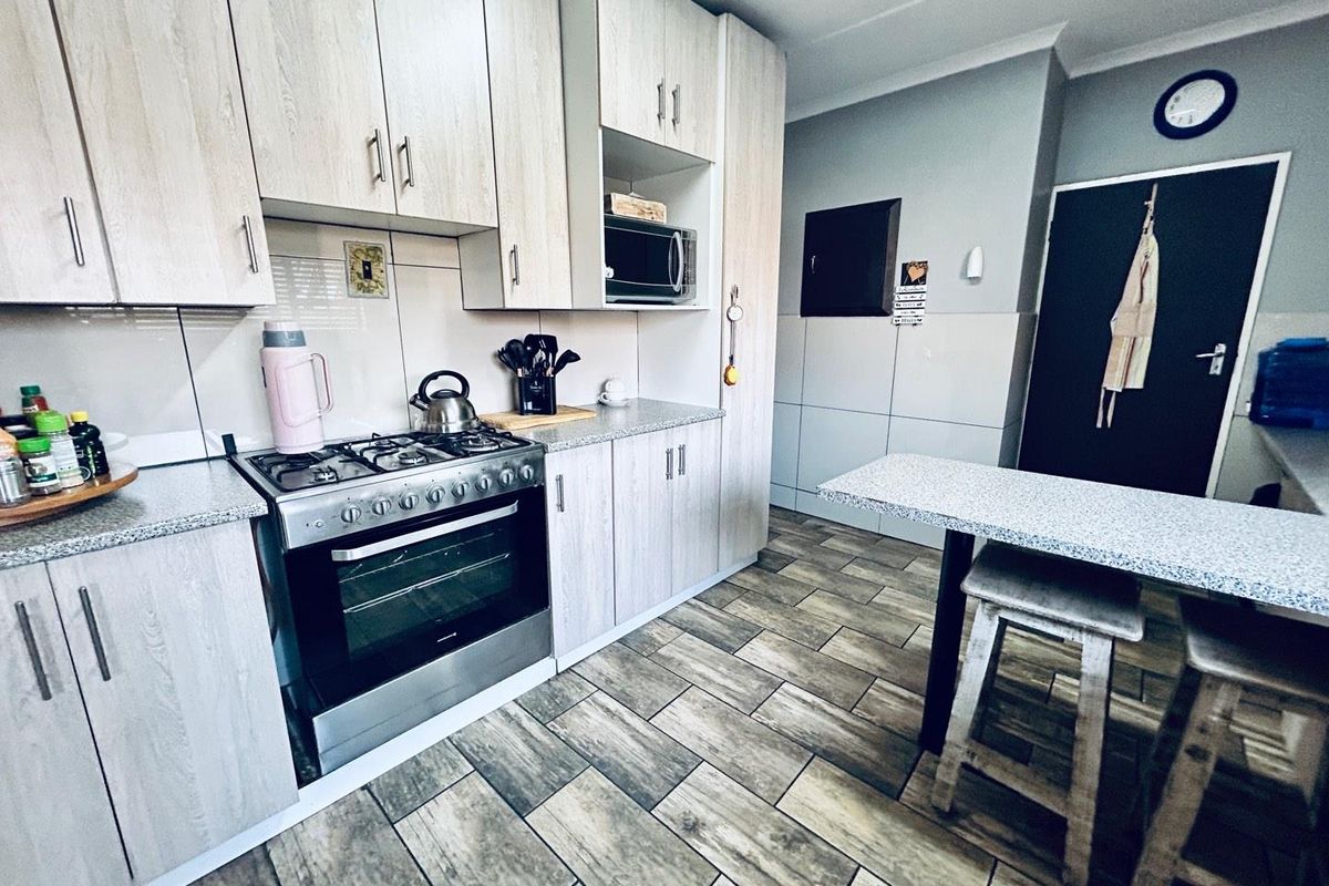 3 bedroom house with flatlet for sale in Vryheid - Photo 2