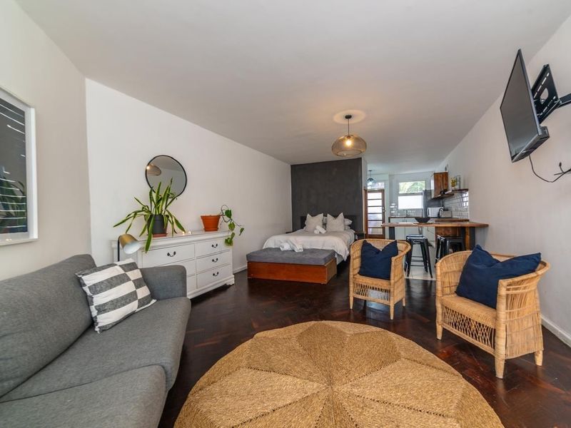 Modern Sea Point Apartment: Comfort by the Coast | Available Immediately - Photo 10