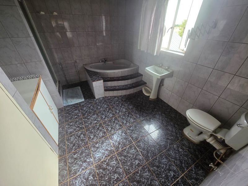 Extremely spacious, double storey family home - Photo 4