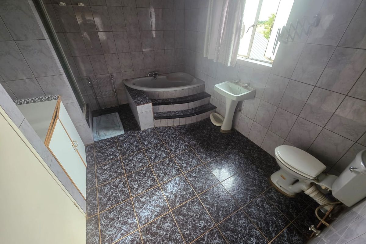 Extremely spacious, double storey family home - Photo 4