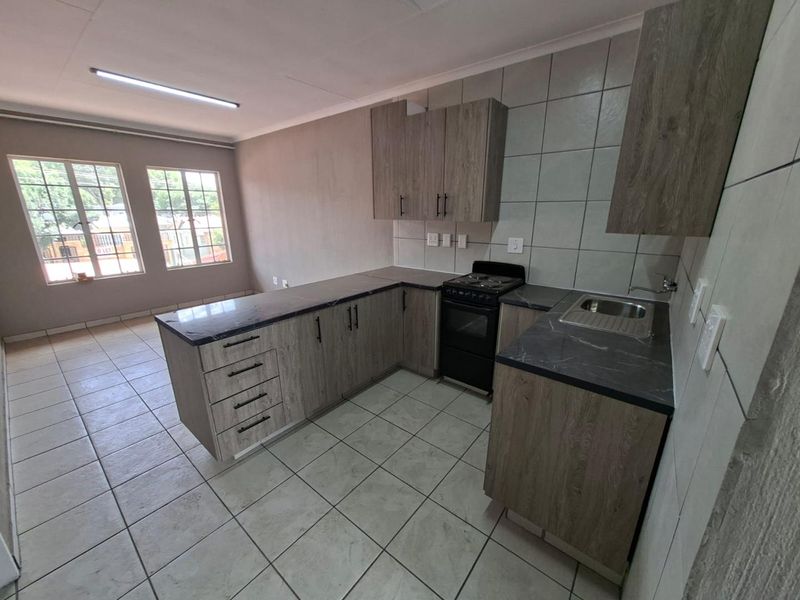 Newly Renovated Townhouse - Photo 6