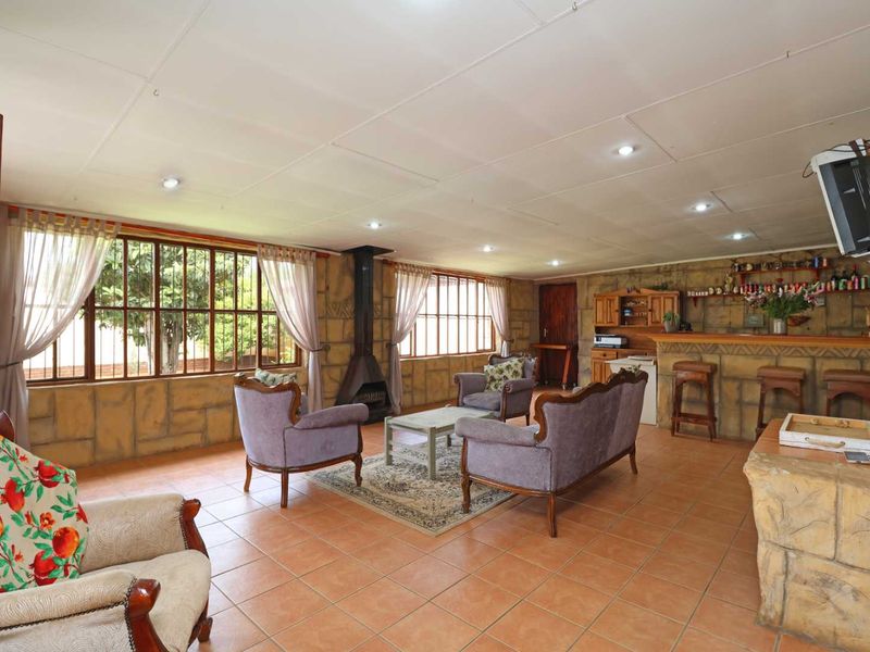 Beautiful Family Home,  Flatlet and Heated Pool - Photo 9