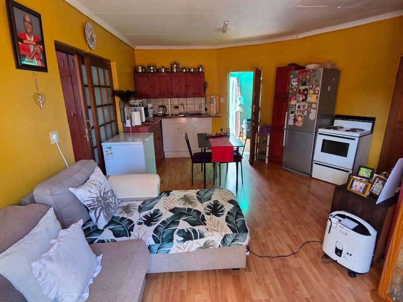 "Expand Your Vision: 3-Bed Home with Separate Flat!" - Photo 4