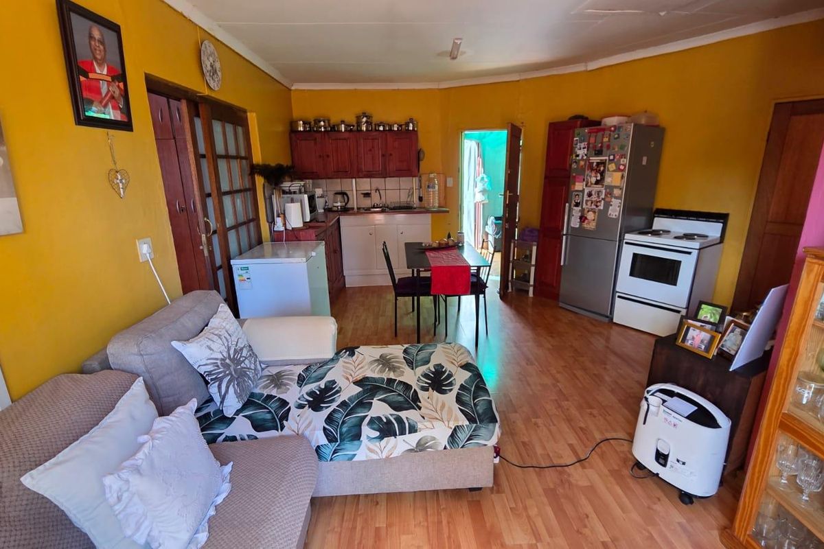 "Expand Your Vision: 3-Bed Home with Separate Flat!" - Photo 4