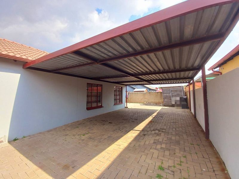 Three bedrooms house for sale in Elandspoort - Photo 4