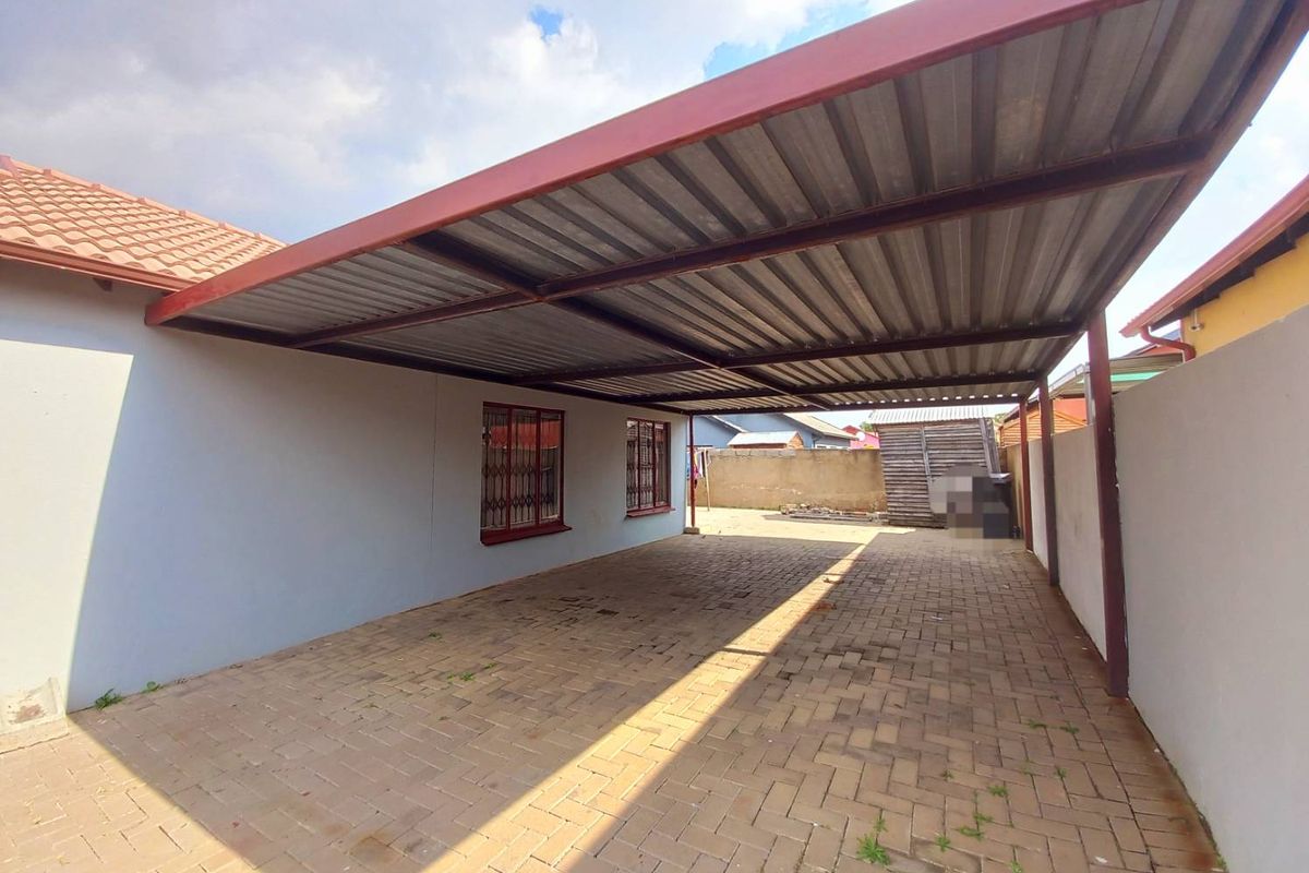 Three bedrooms house for sale in Elandspoort - Photo 4