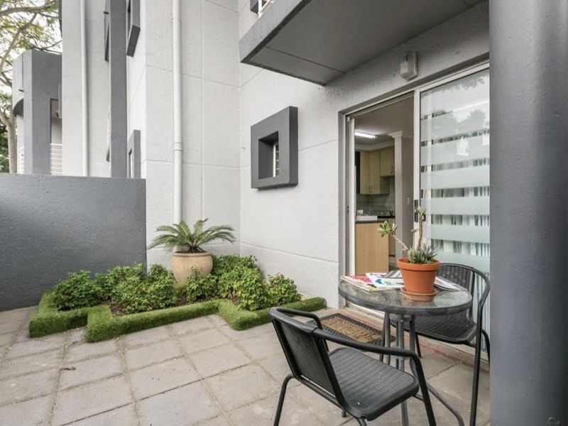A CHARMING ONE BEDROOM FURNISHED GARDEN APARTMENT - Photo 1