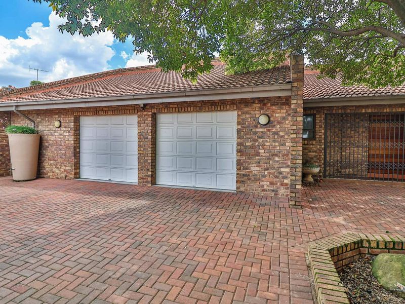 Modern 3 Bedroom Home with Bachelor’s pad for Sale in Glenvista! - Photo 4